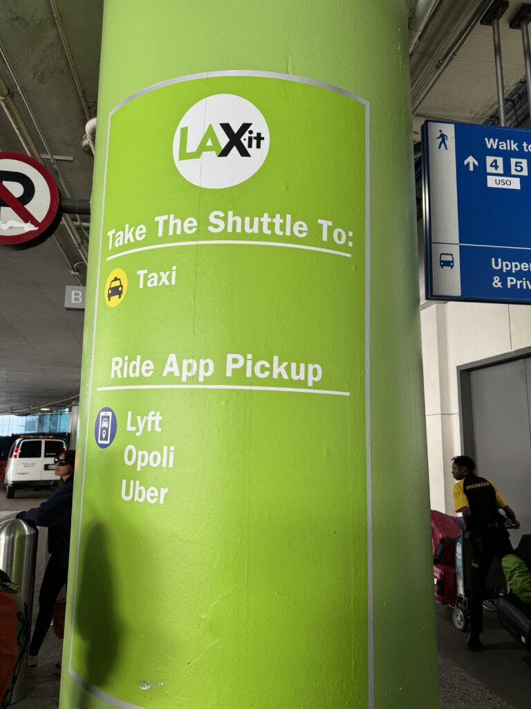 LAXの配車アプリ専用乗り場LAX-itの看板