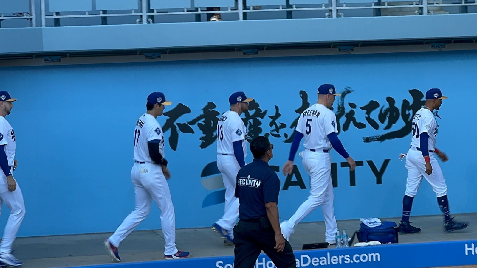 開幕戦、選手たちが53FDのすぐ近くを通る
