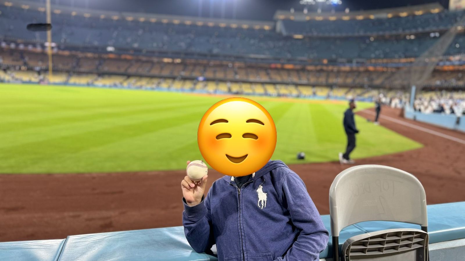 試合後にもらったボールを手にする末子