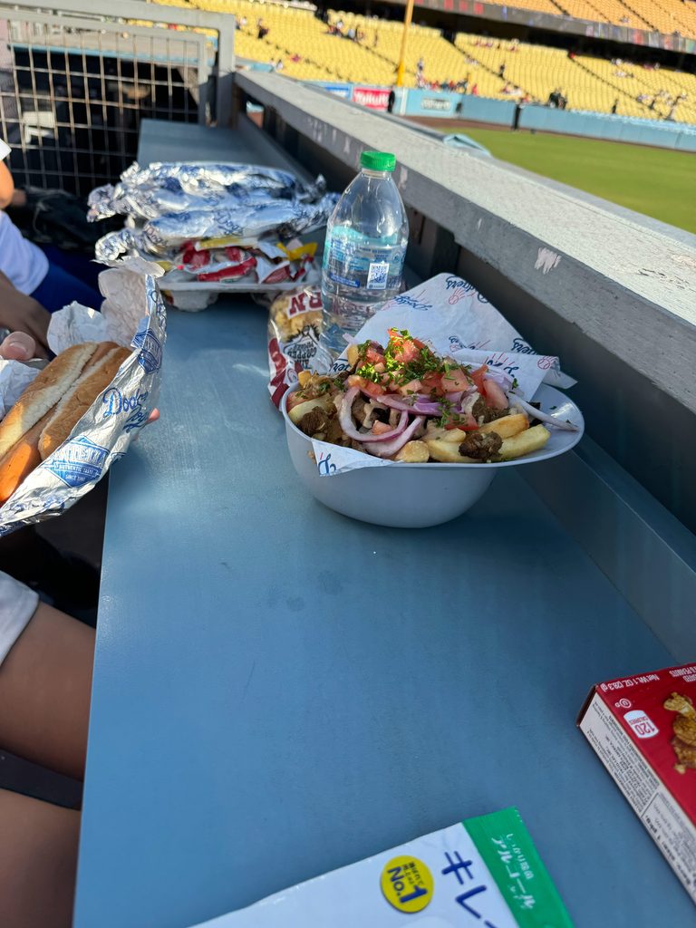 ドジャースタジアム ホームランシート｜目の前に食べ物を置けるのが地味に便利