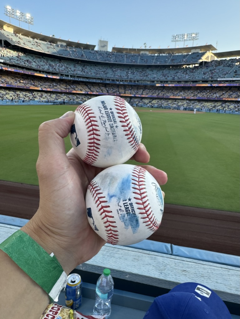 ドジャースのPregame Tourで子どもがもらった練習球を手に持つ様子