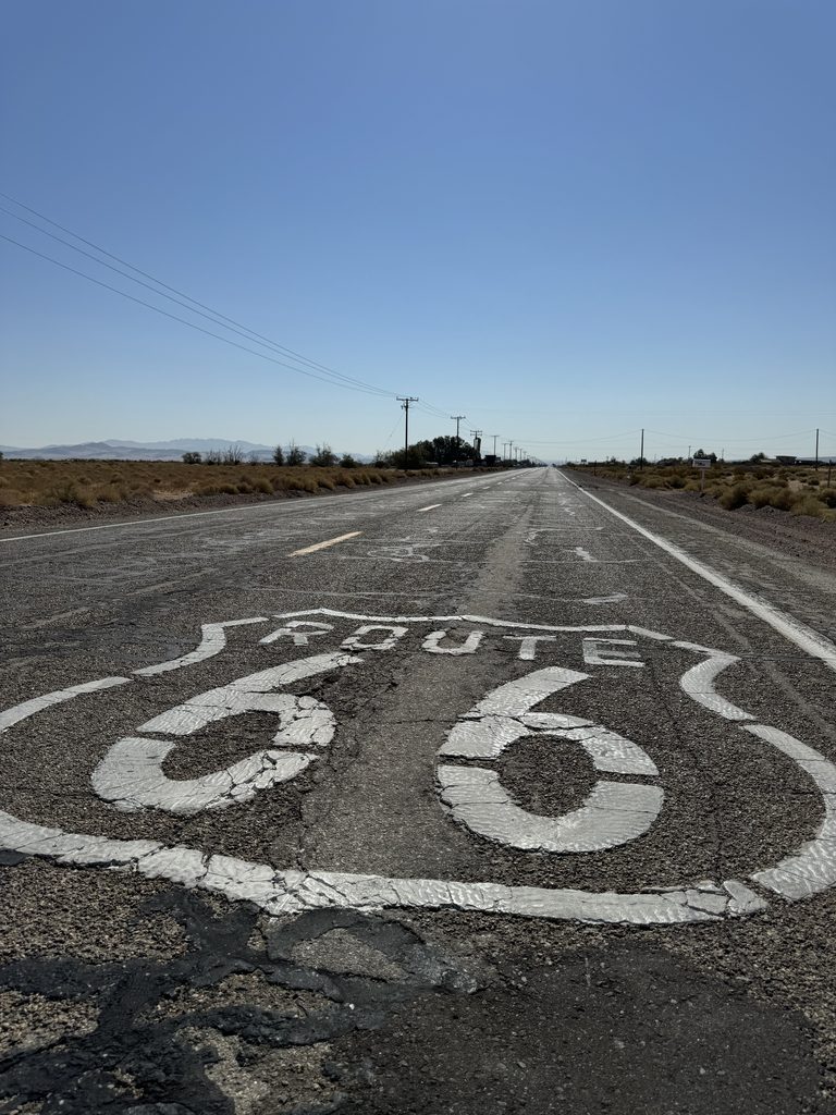 アリゾナの旧ルート66の道路に描かれた大きなROUTE 66マーク