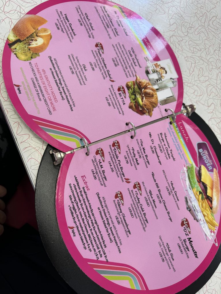 Mr. D’z Route 66 Dinerの丸いピンク色のメニュー