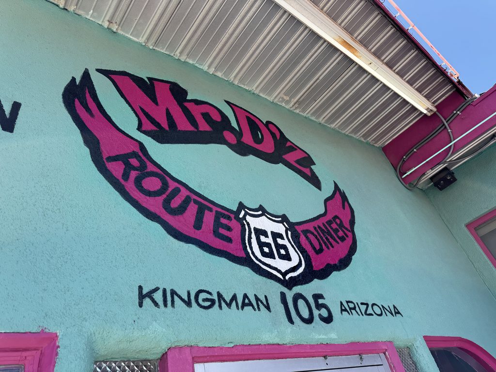 Mr. D’z Route 66 Dinerの外壁に描かれたルート66のロゴ