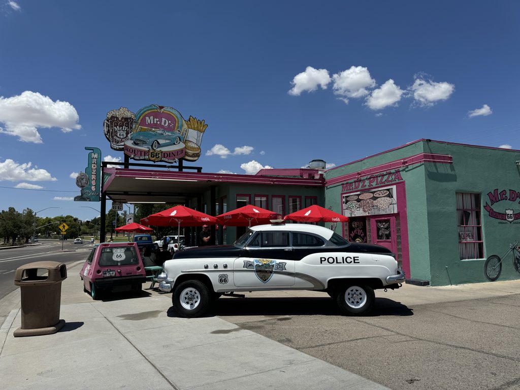 キングマンのMr. D’z Route 66 Diner外観とヴィンテージカー