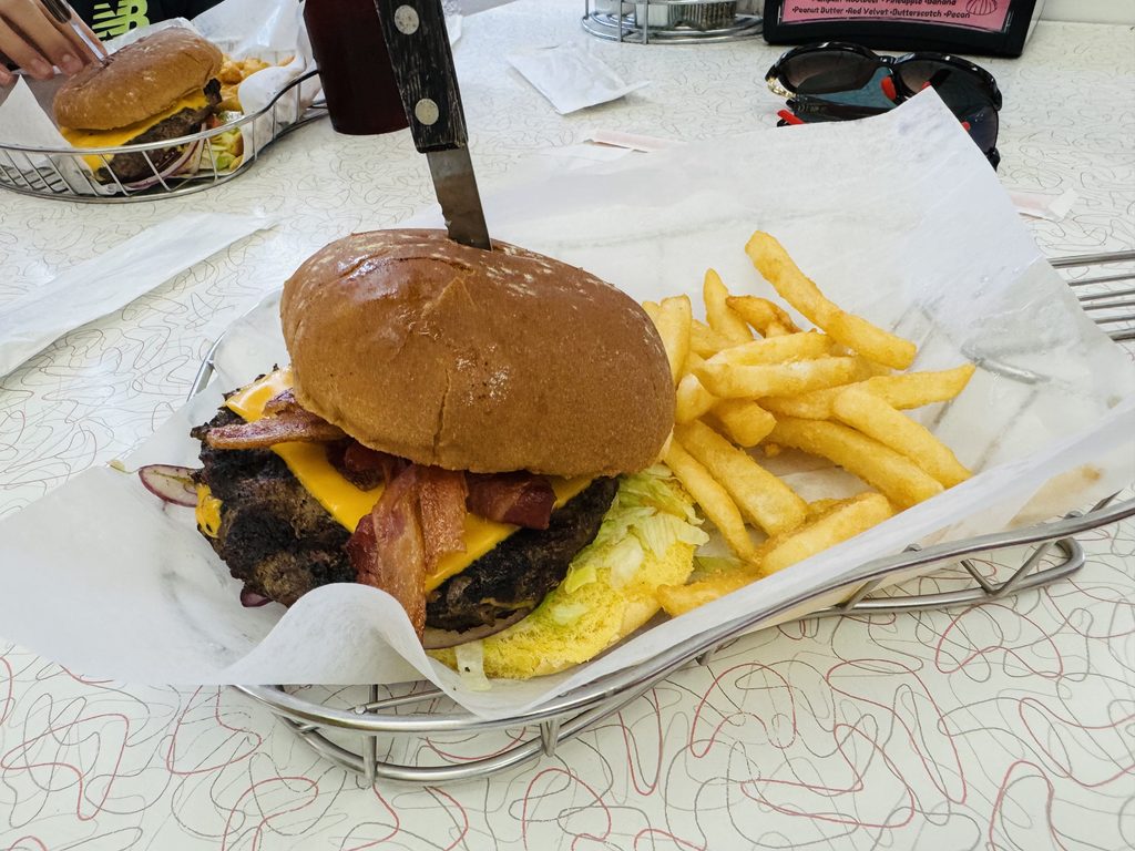 Mr. D’z Route 66 Dinerで食べたベーコンチーズバーガーとフライドポテト