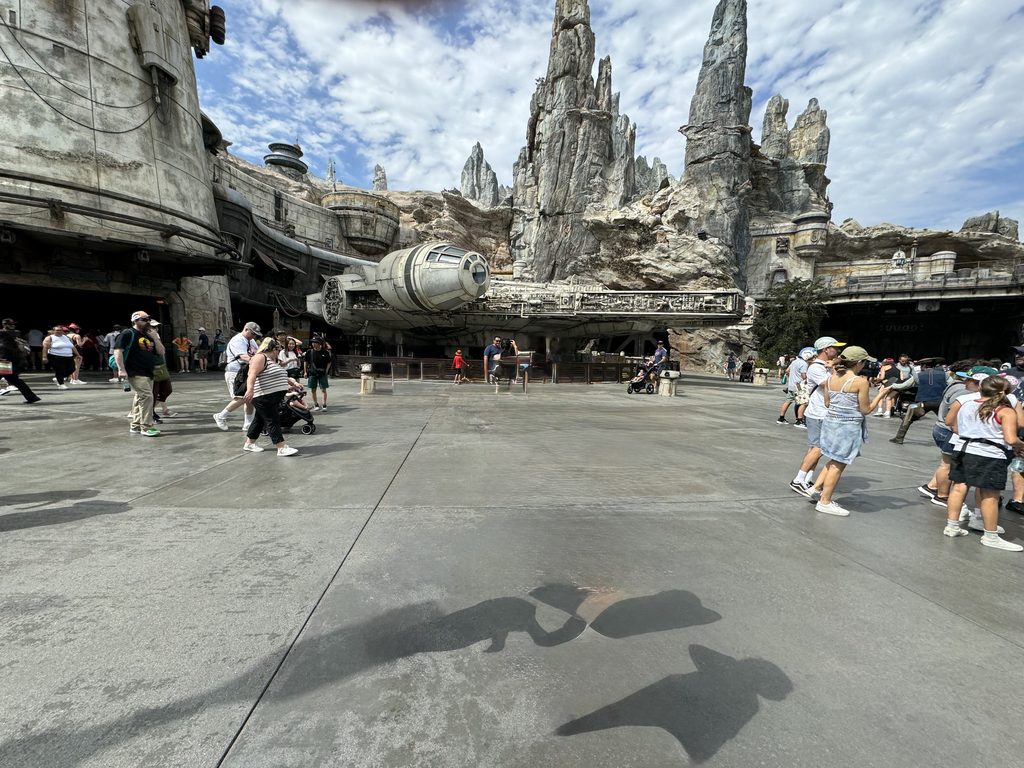 Disneyland ParkのStar Wars Galaxy’s EdgeにあるMillennium Falcon
