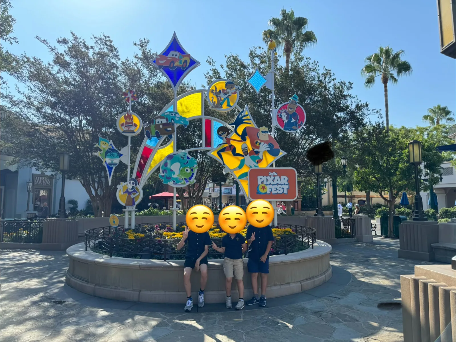 2024年Pixar Fest開催中のDisney California Adventure Parkで子ども3人が並ぶ様子