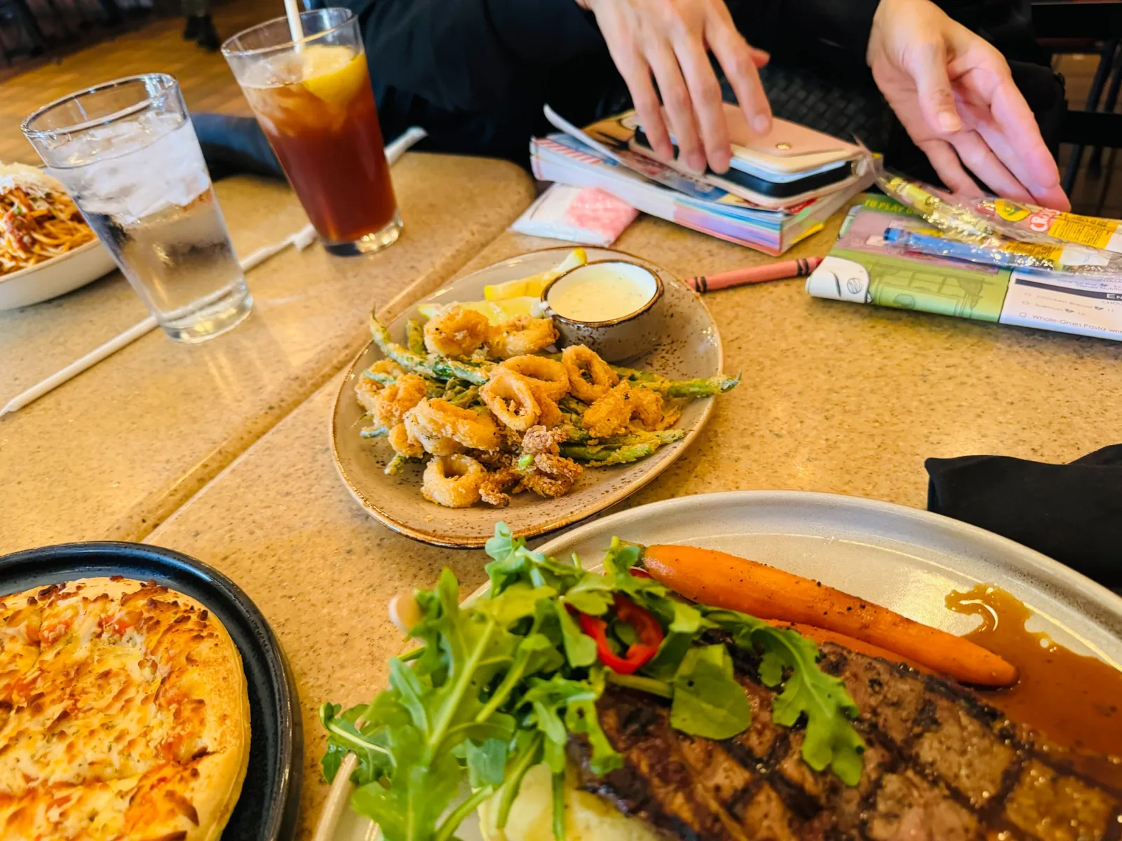 Disney California AdventureのWine Country Trattoriaで食べたステーキとカラマリなどの昼食