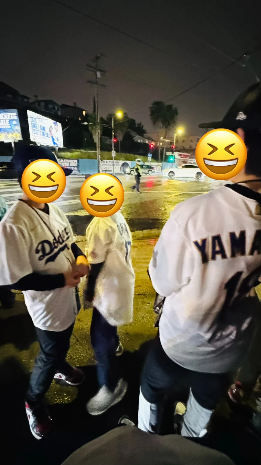 ドジャースタジアムから徒歩で移動しT字路付近でUberを待つ夜の様子