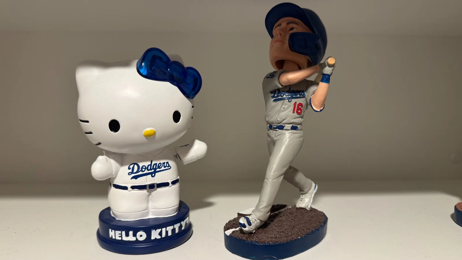 ドジャースのハローキティとウィル・スミスのボブルヘッド