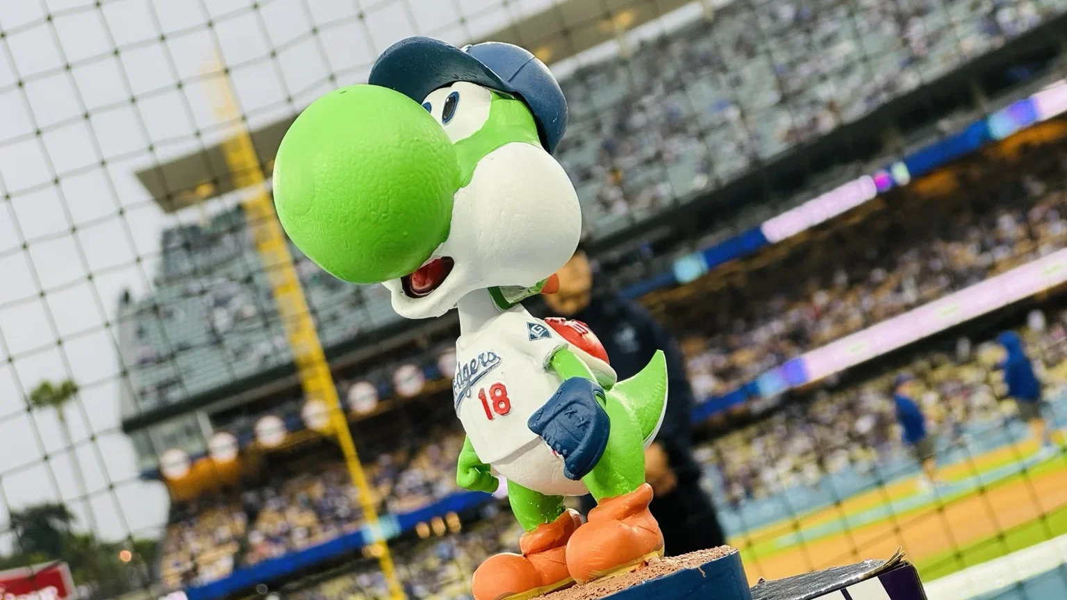 2026年3月31日に配布された山本由伸選手の背番号18ユニフォーム姿のYoshiボブルヘッド