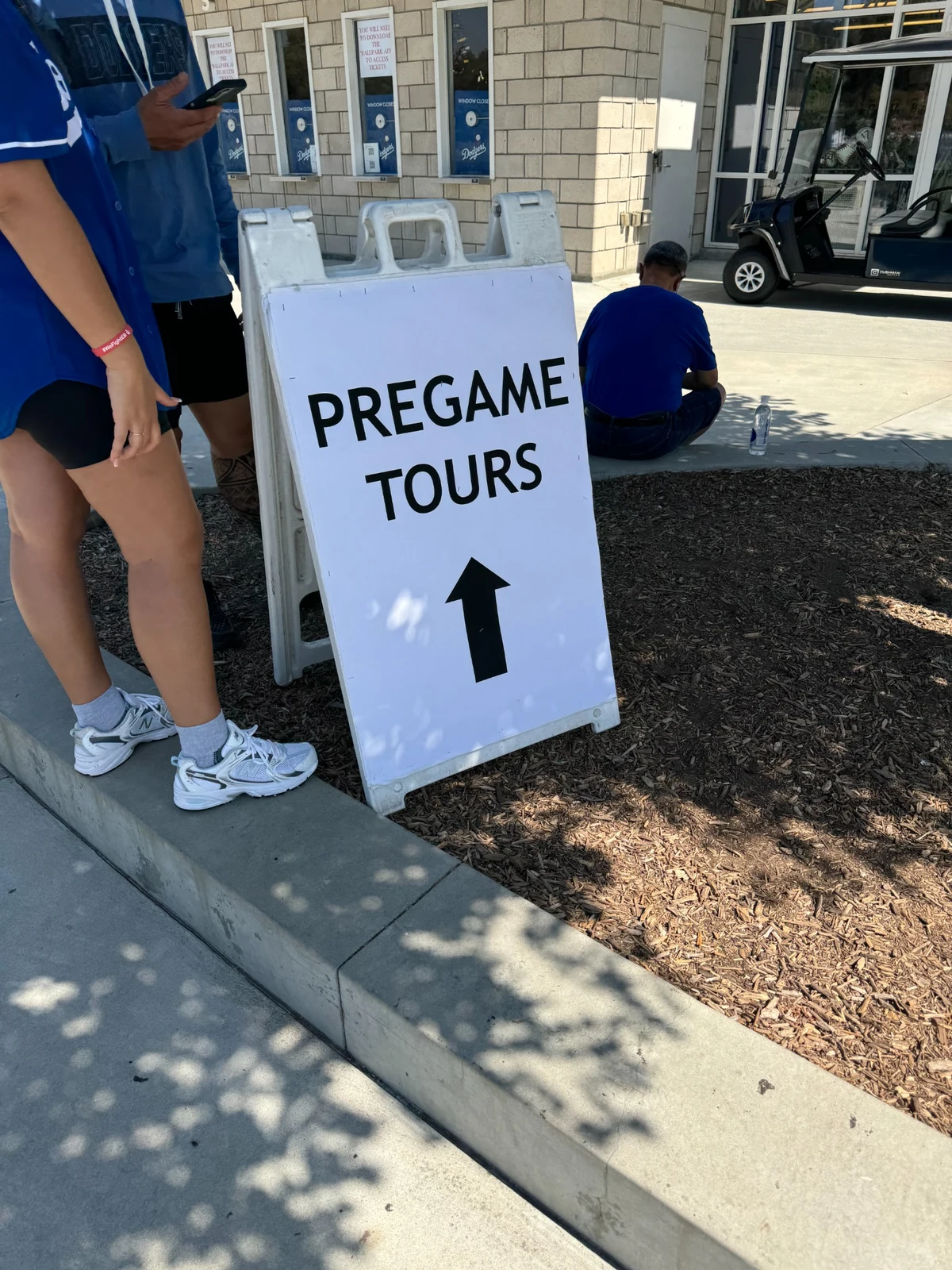 ドジャースタジアムに設置されたPREGAME TOURSの案内看板