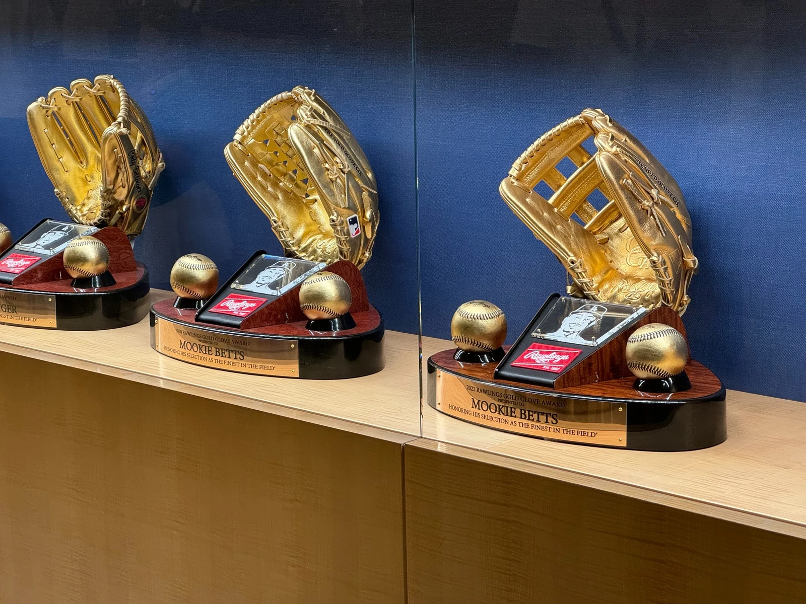 ドジャースタジアムに展示されたムーキー・ベッツのゴールドグラブ賞