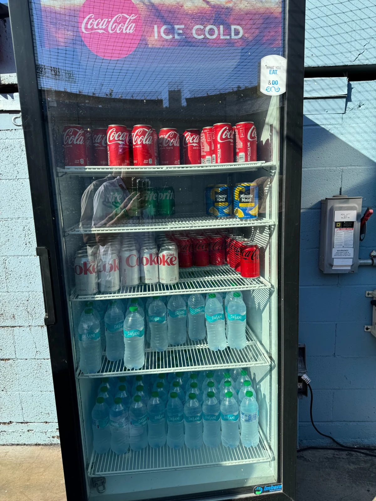 ホームランシート利用者向けに用意された水やコーラなどのノンアルコール飲料