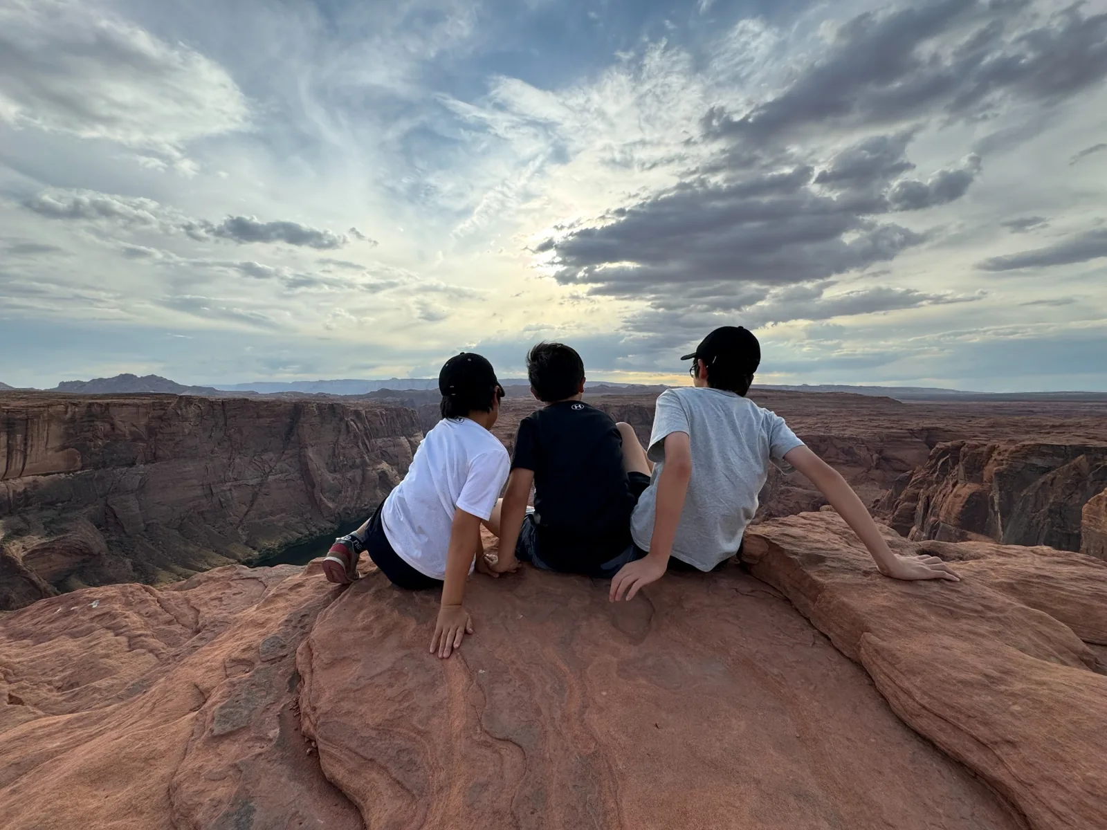 ホースシューベンドを背に景色を眺める3人の子ども