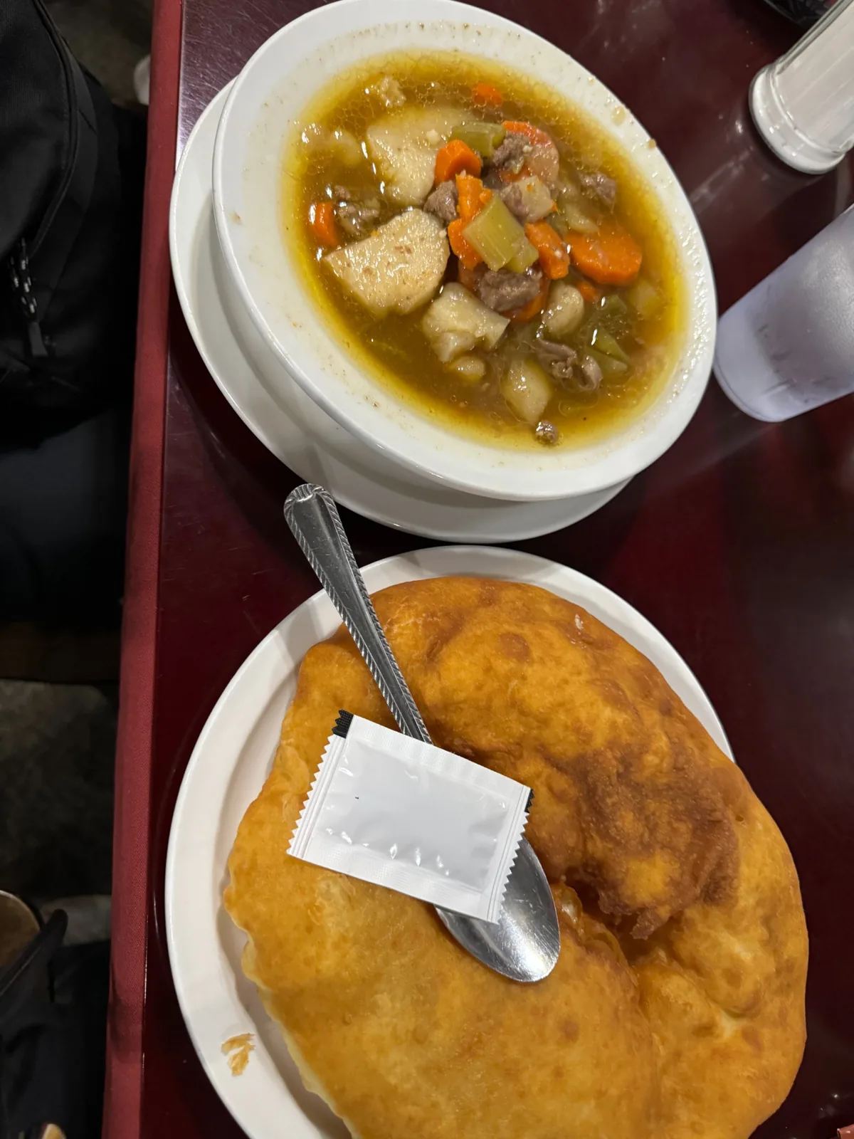 肉と野菜のNavajo Beef Stewと大きなFry Bread