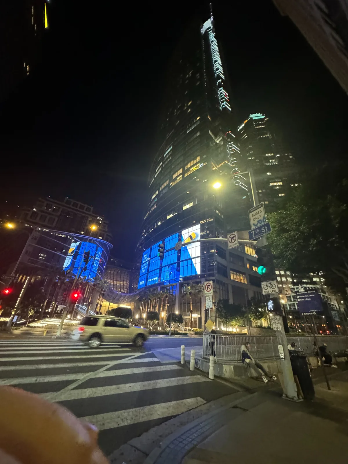 夜のロサンゼルス・ダウンタウンの高層ビルと交差点