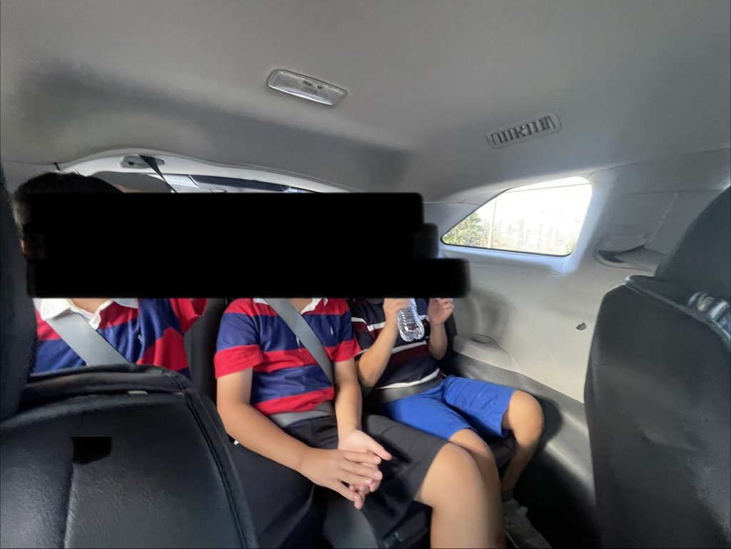 家族5人と大型スーツケース5個が乗り込んだSUVの車内