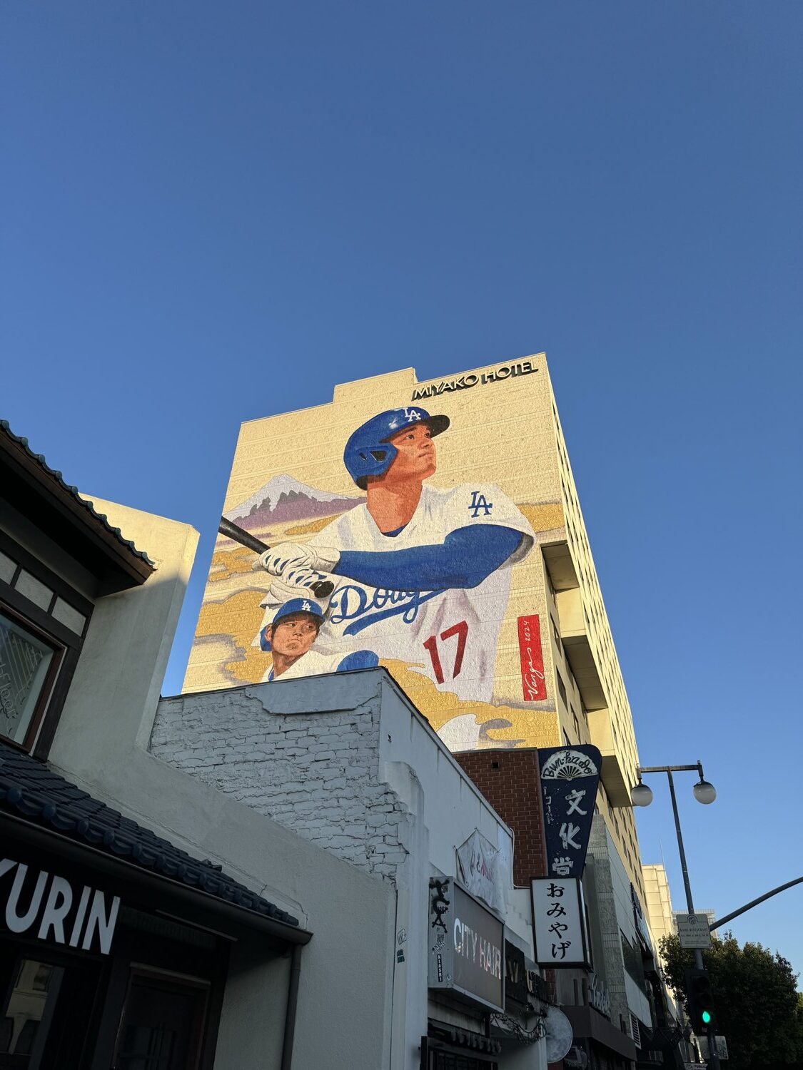 ミヤコホテルの壁に描かれた大谷翔平選手の巨大壁画