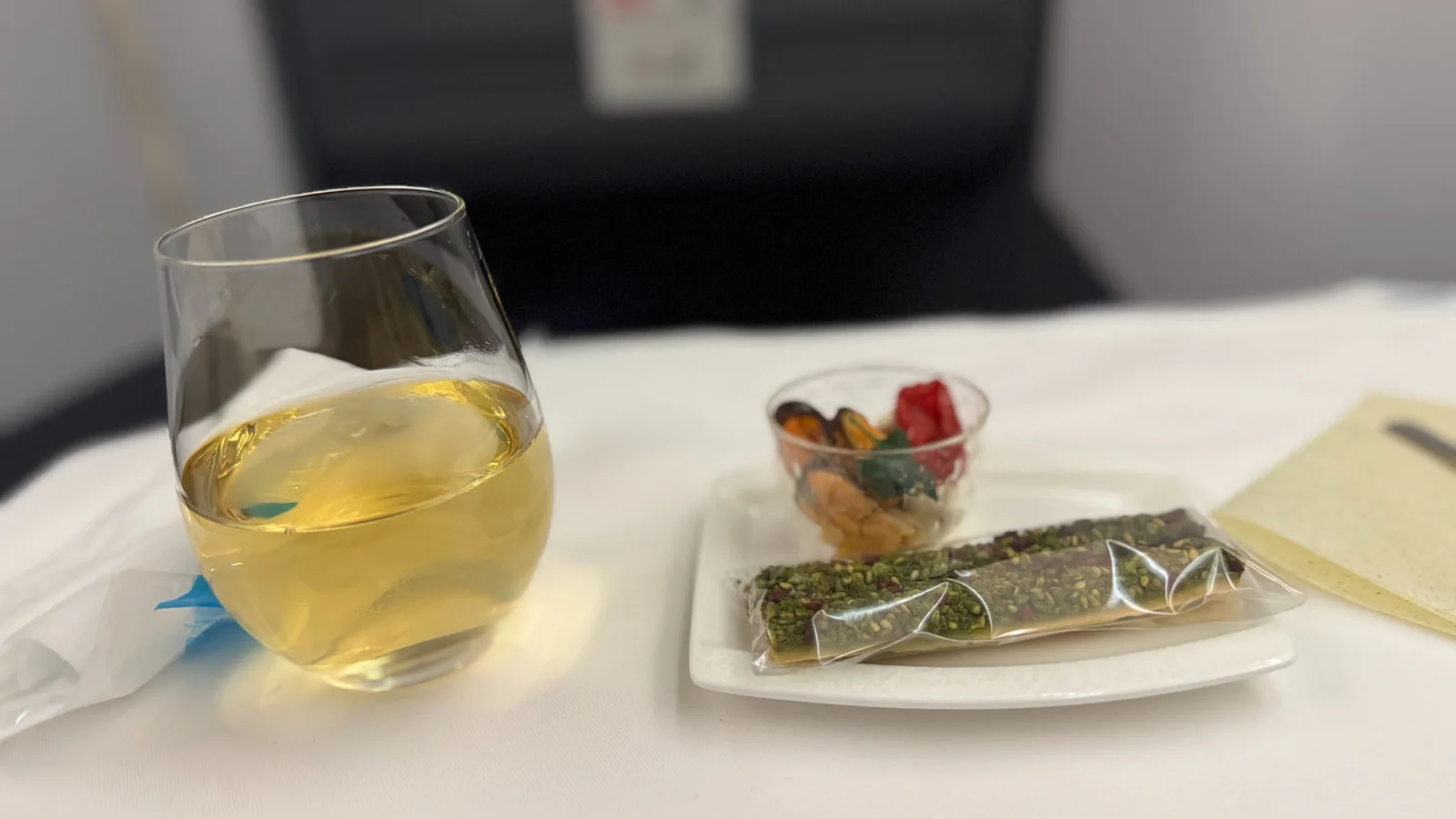 ANAビジネスクラスで提供されたドリンクと軽食