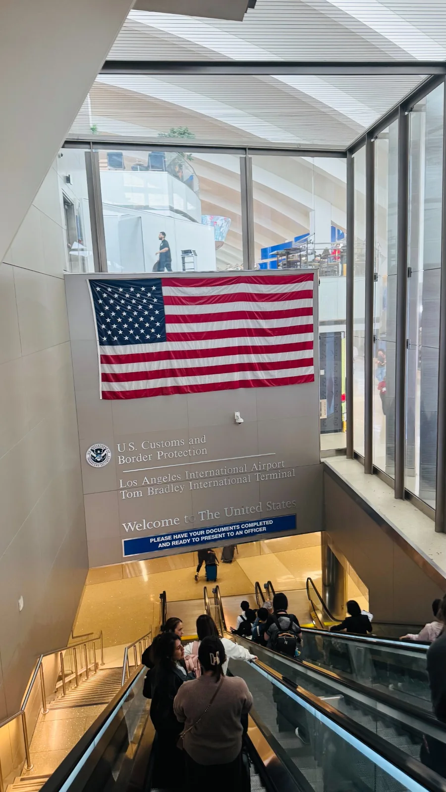 ロサンゼルス国際空港トム・ブラッドレー国際線ターミナルで入国審査へ向かう通路