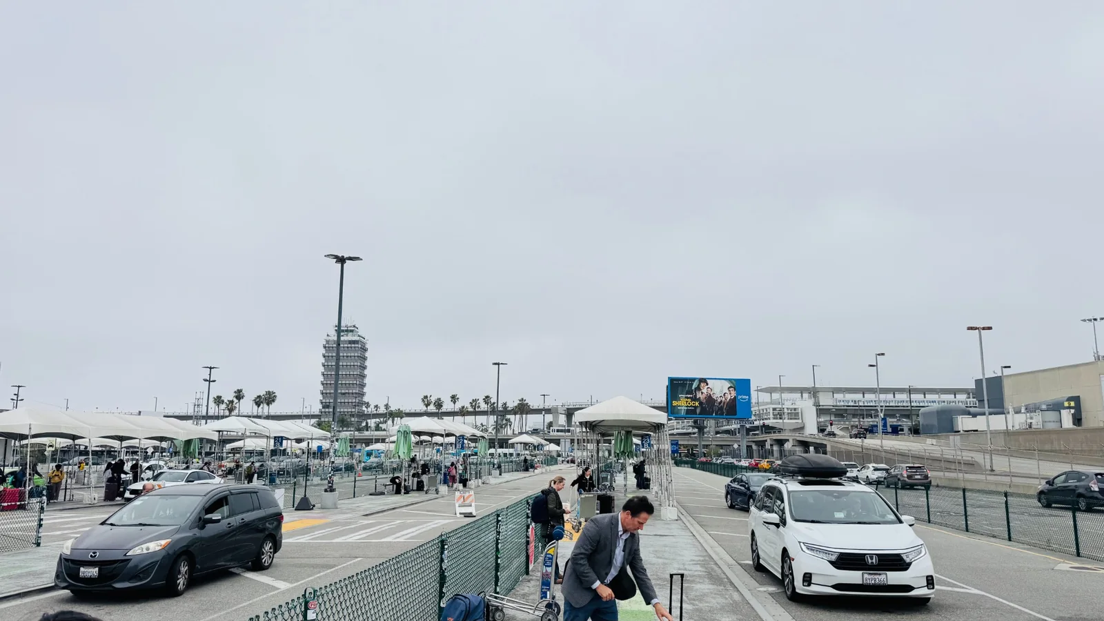 ロサンゼルス国際空港の配車サービス乗り場でUberを待つ様子