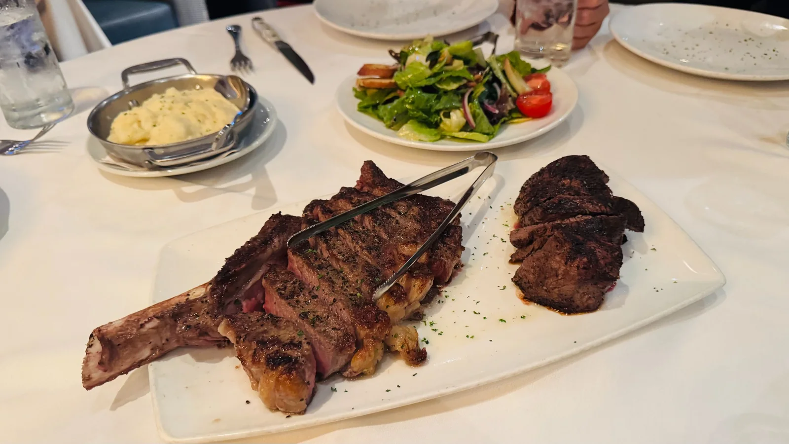 Fleming's Prime Steakhouse & Wine Barで家族5人でシェアしたステーキ