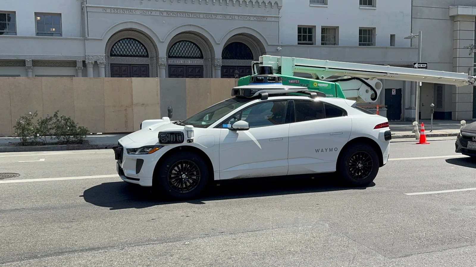 ロサンゼルス市内を走っていたWaymoの自動運転車