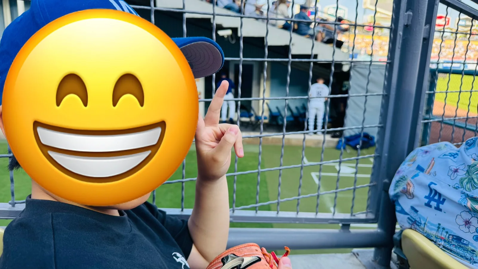 ドジャースタジアムのブルペン横座席からグラウンドを見る末っ子