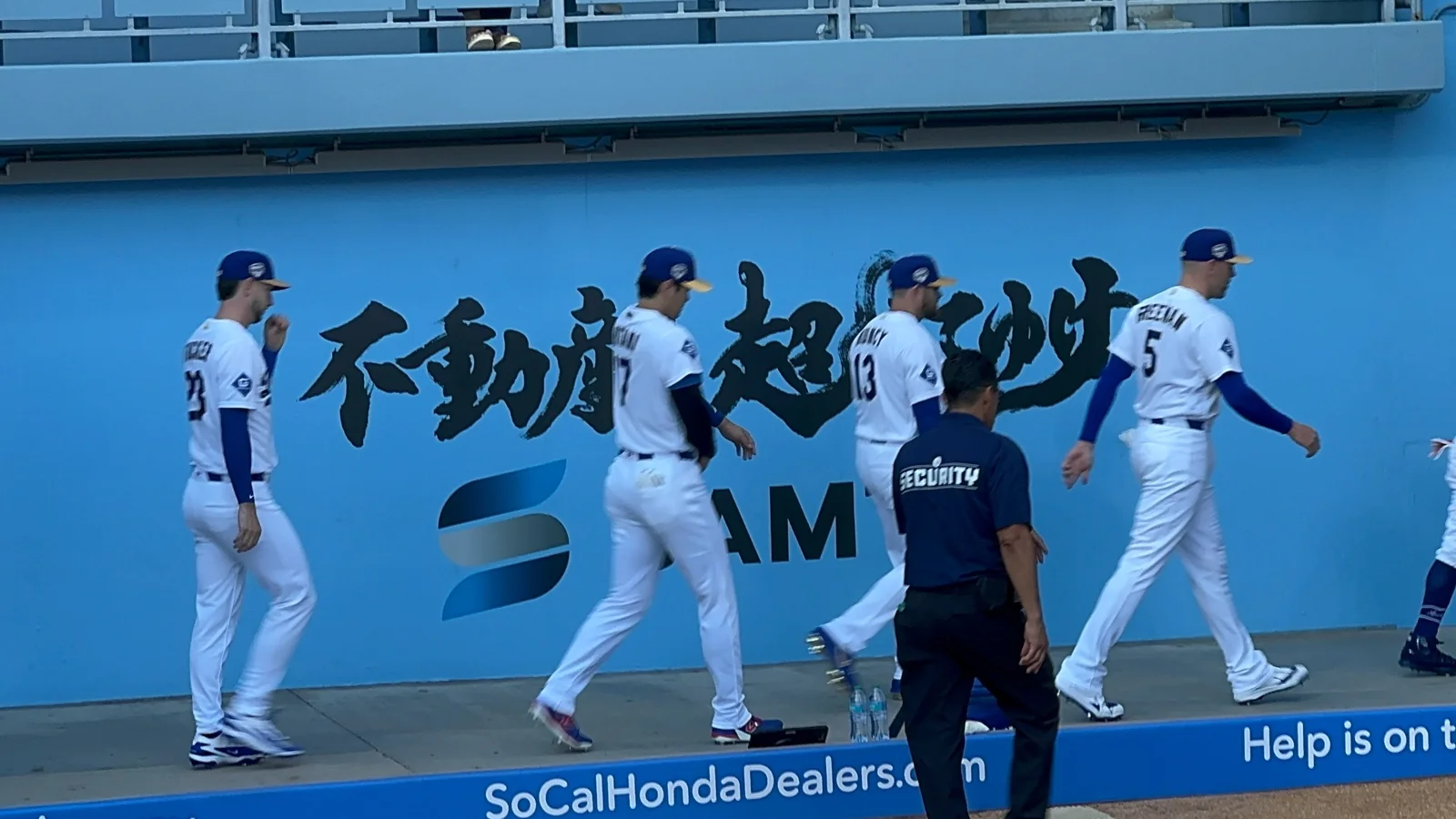 開幕戦前のドジャースタジアムでブルペン横を歩くドジャースの選手たち