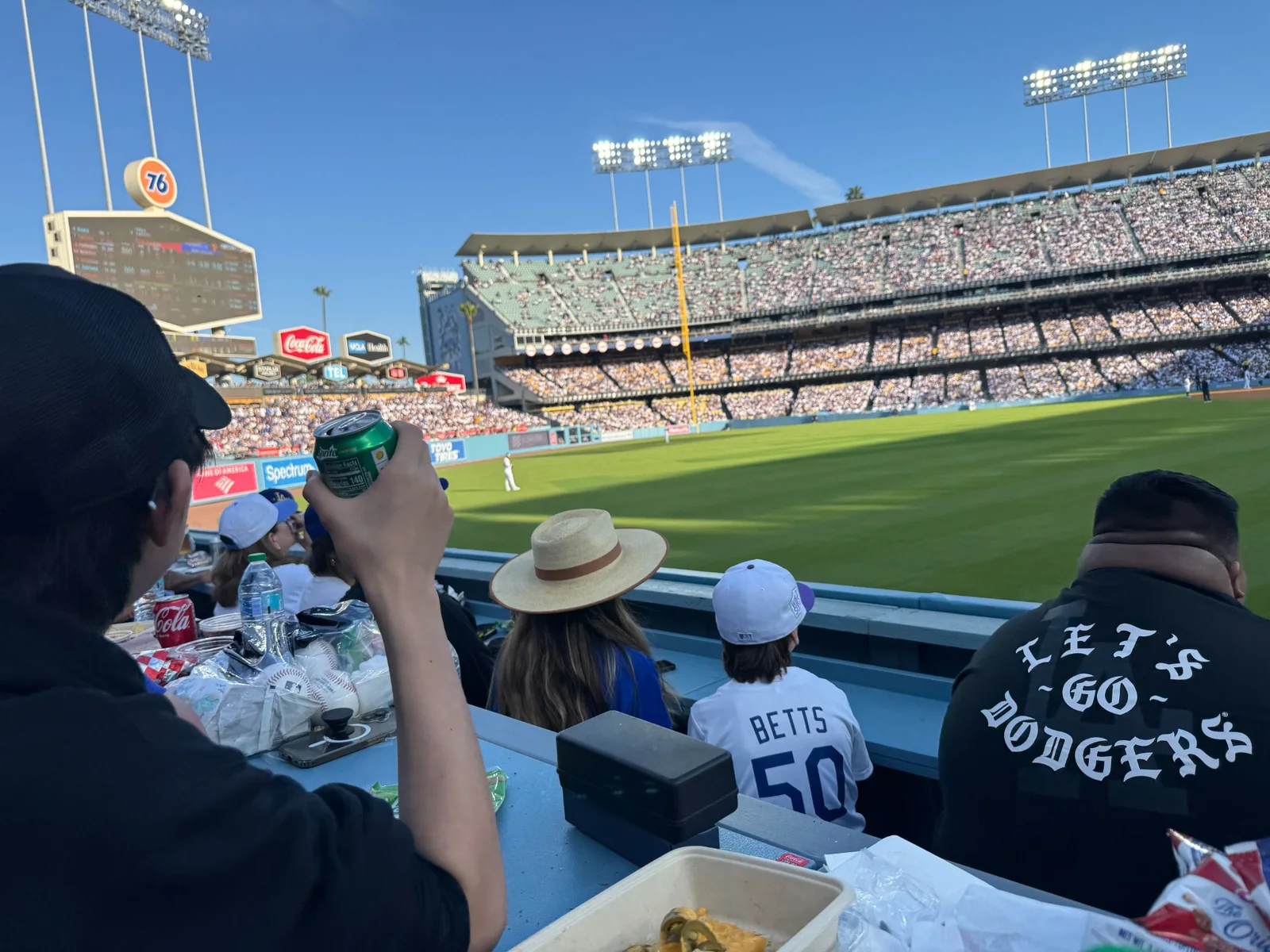 ドジャースタジアムのホームランシートから見た外野と座席での飲食の様子