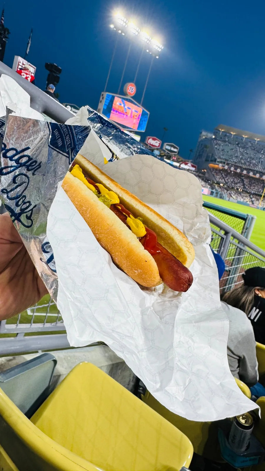 ドジャースタジアムで食べたDodger Dogと夕暮れの球場