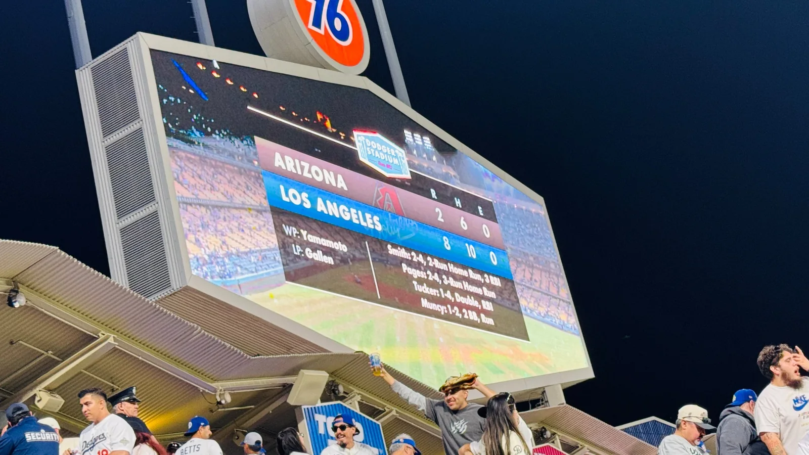 2026年開幕戦でドジャースがダイヤモンドバックスに8対2で勝利した試合後のスコアボード