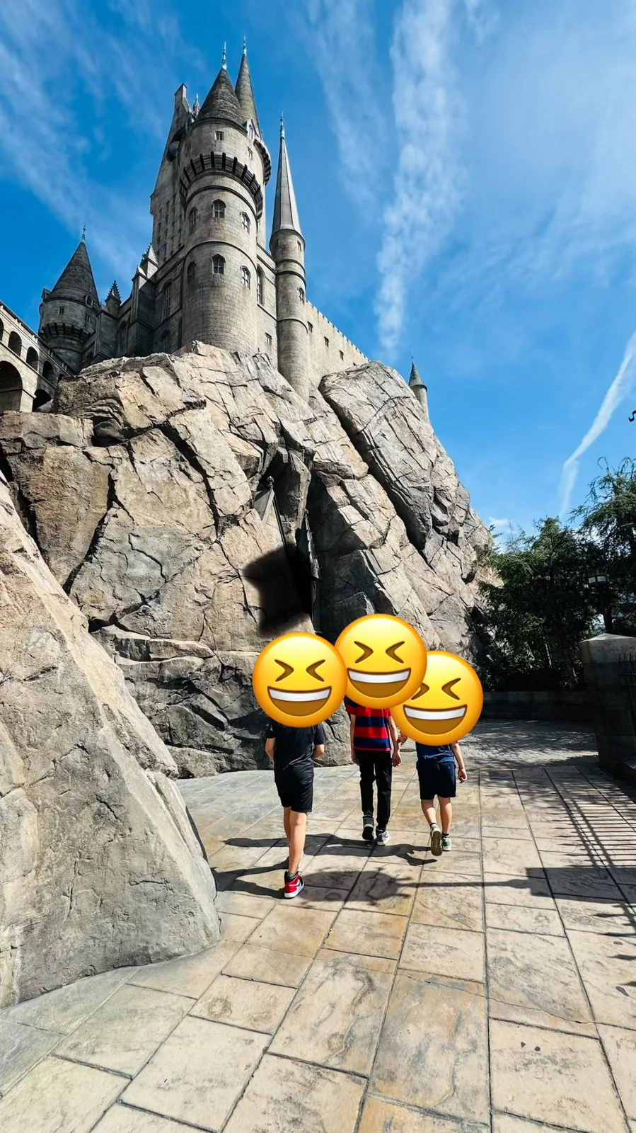 Universal Studios HollywoodのHarry Potterエリアにあるホグワーツ城と家族