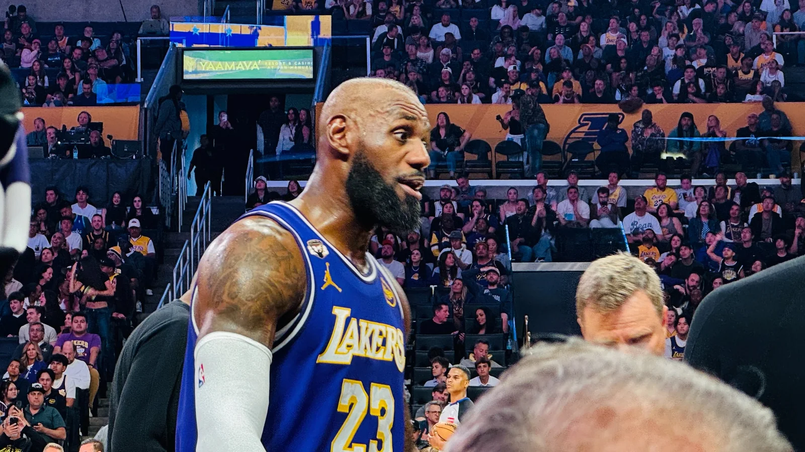 Crypto.com Arenaのコート近くでLakersユニフォームを着て観戦を待つ子ども
