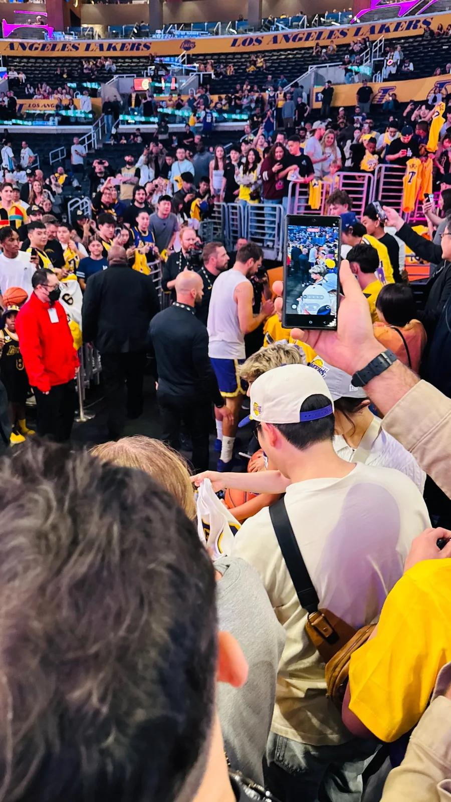 試合前のウォームアップ後に客席近くでファンへサインするLuka Doncic