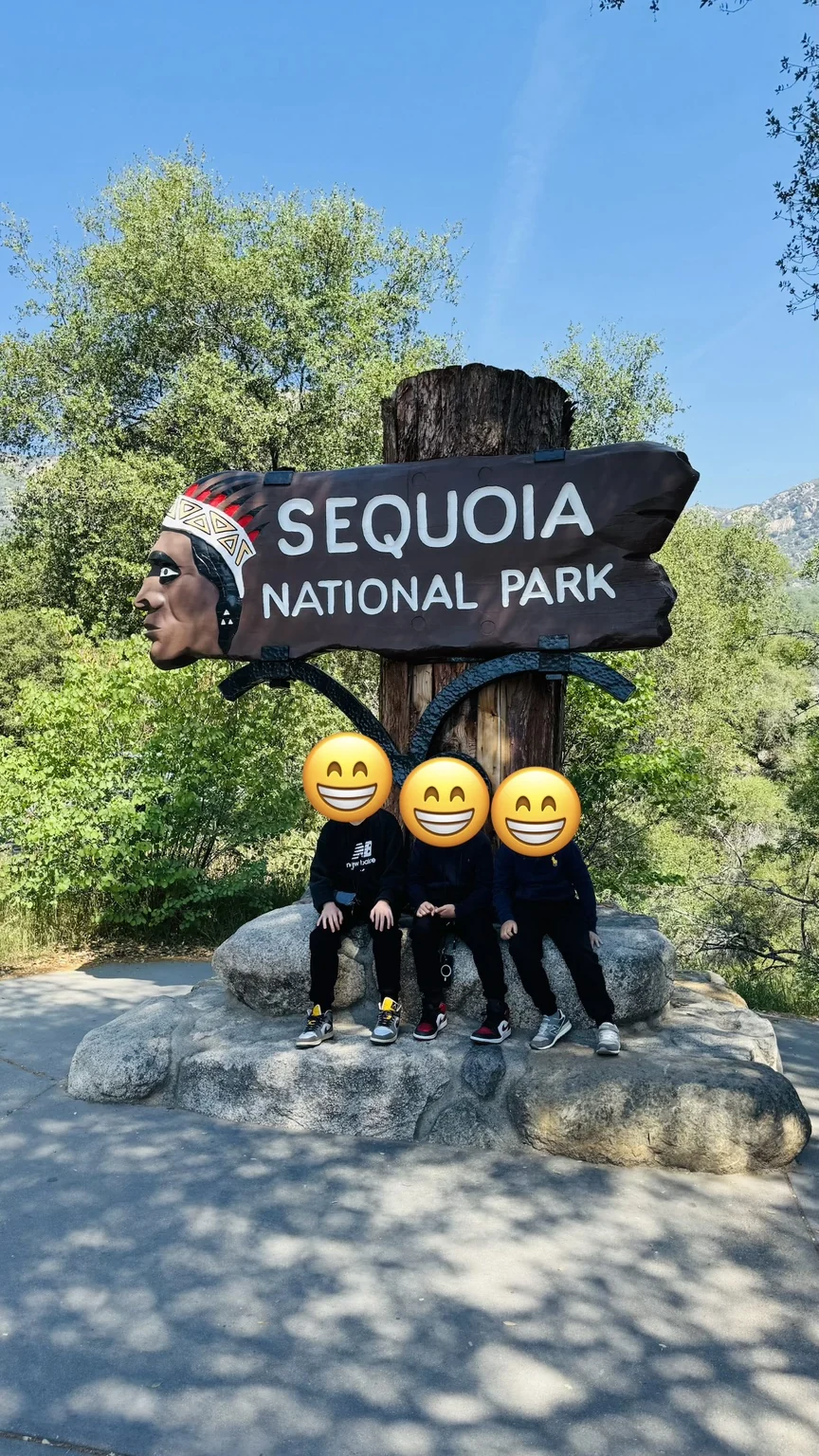 セコイア国立公園のSEQUOIA NATIONAL PARK看板前で記念撮影する子どもたち