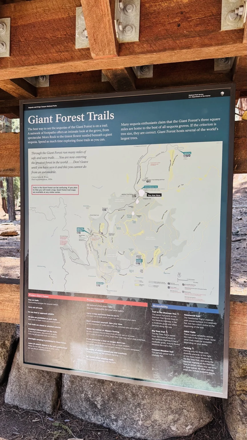 General Sherman Tree周辺のGiant Forest Trails案内板と散策マップ