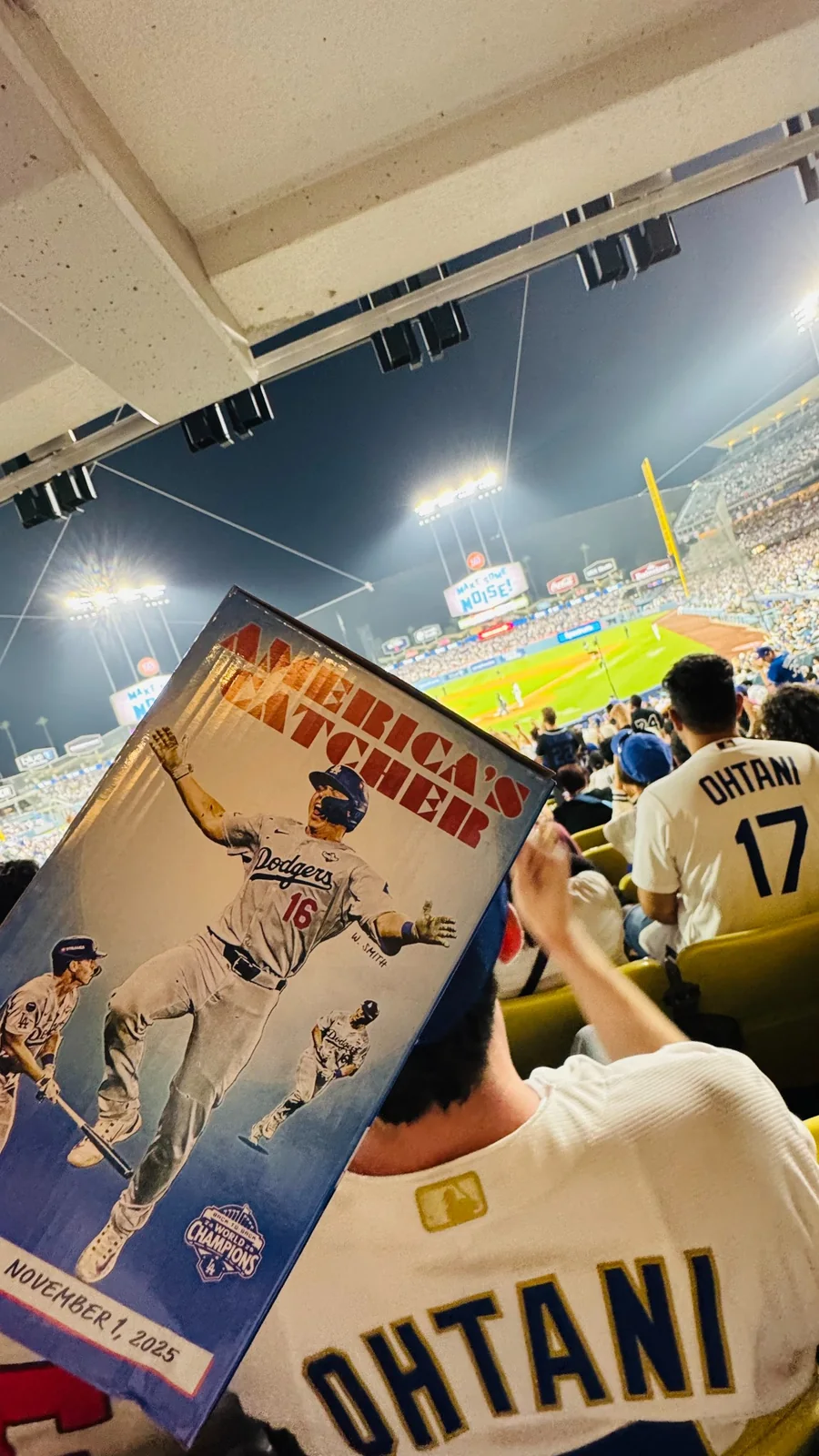 3FDの座席でウィル・スミスのGame 7 Home Runボブルヘッドを持つ子ども