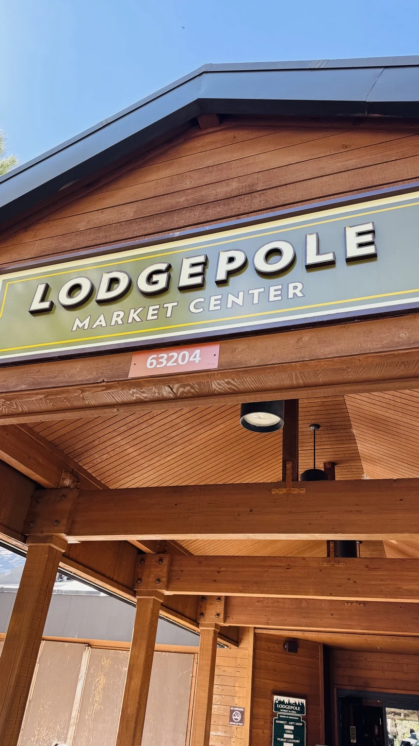 セコイア国立公園のLodgepole Market Centerの建物