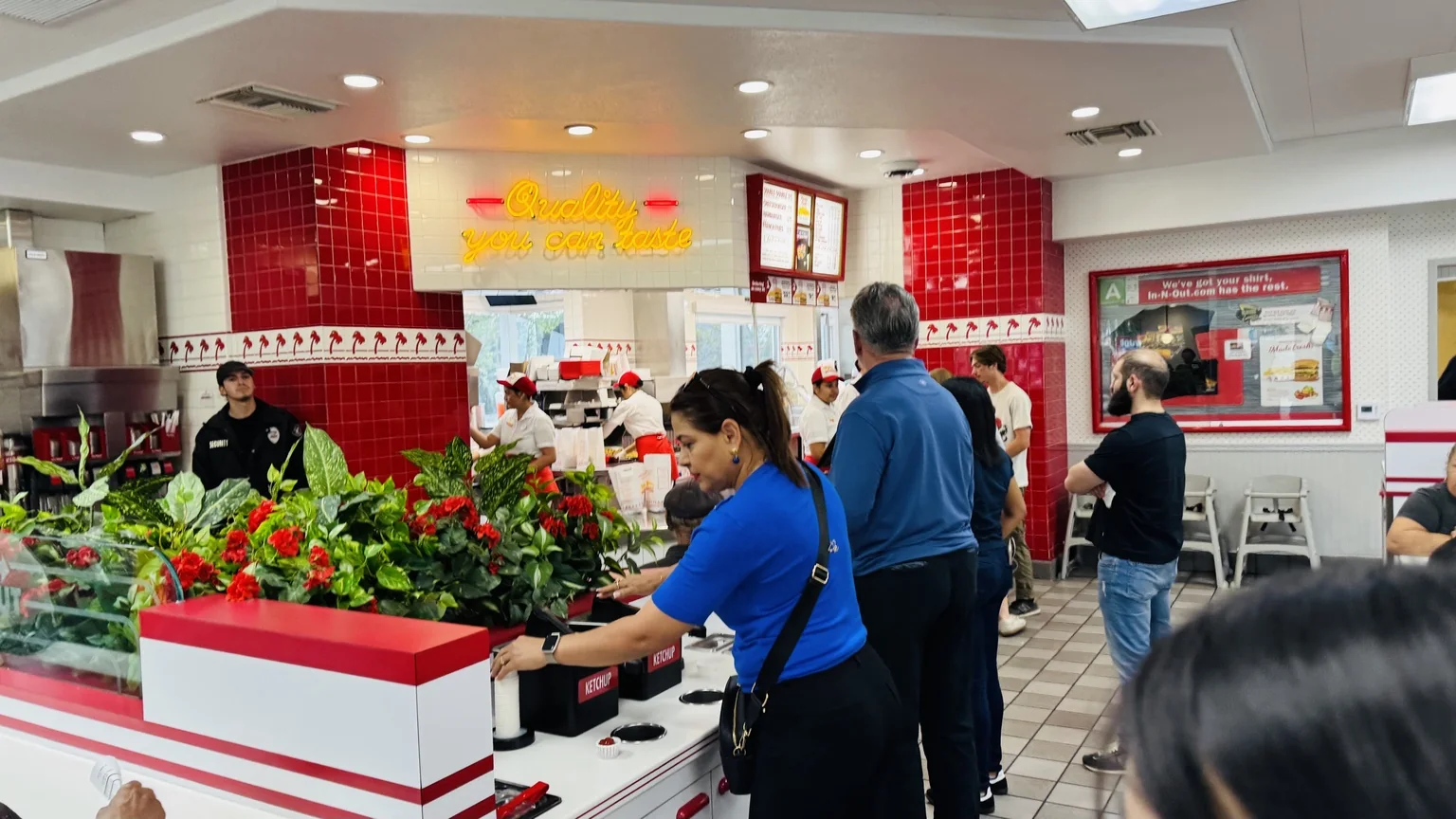ヨセミテからロサンゼルスへ戻る途中に立ち寄ったIN-N-OUT BURGER店内