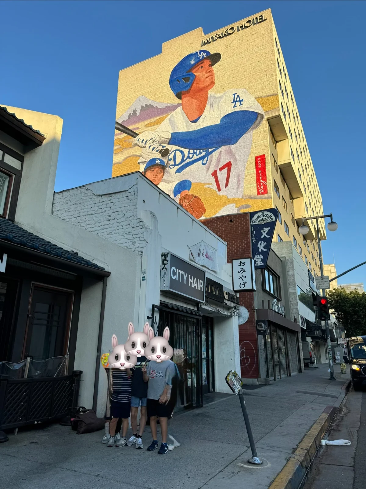 Miyako Hotel Los Angeles近くの大谷選手の壁画と子どもたち