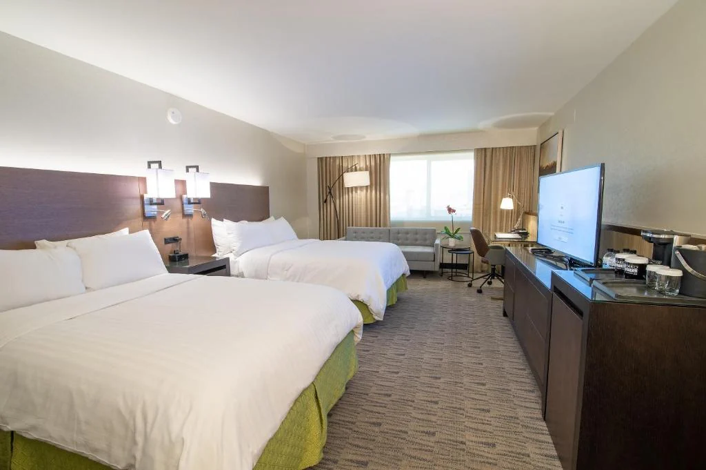 Miyako Hotel Los Angelesのダブルベッド2台がある客室