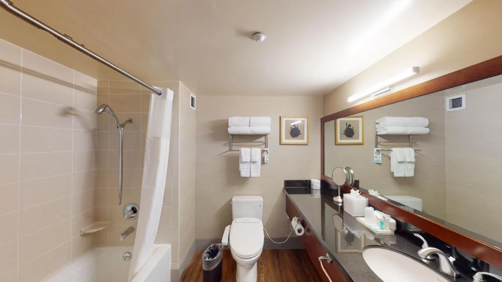 Miyako Hotel Los Angelesのウォシュレット付きトイレとバスルーム