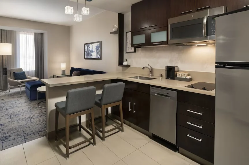 Residence Inn Los Angeles L.A. LIVEの冷蔵庫・電子レンジ・コンロ付きキッチン