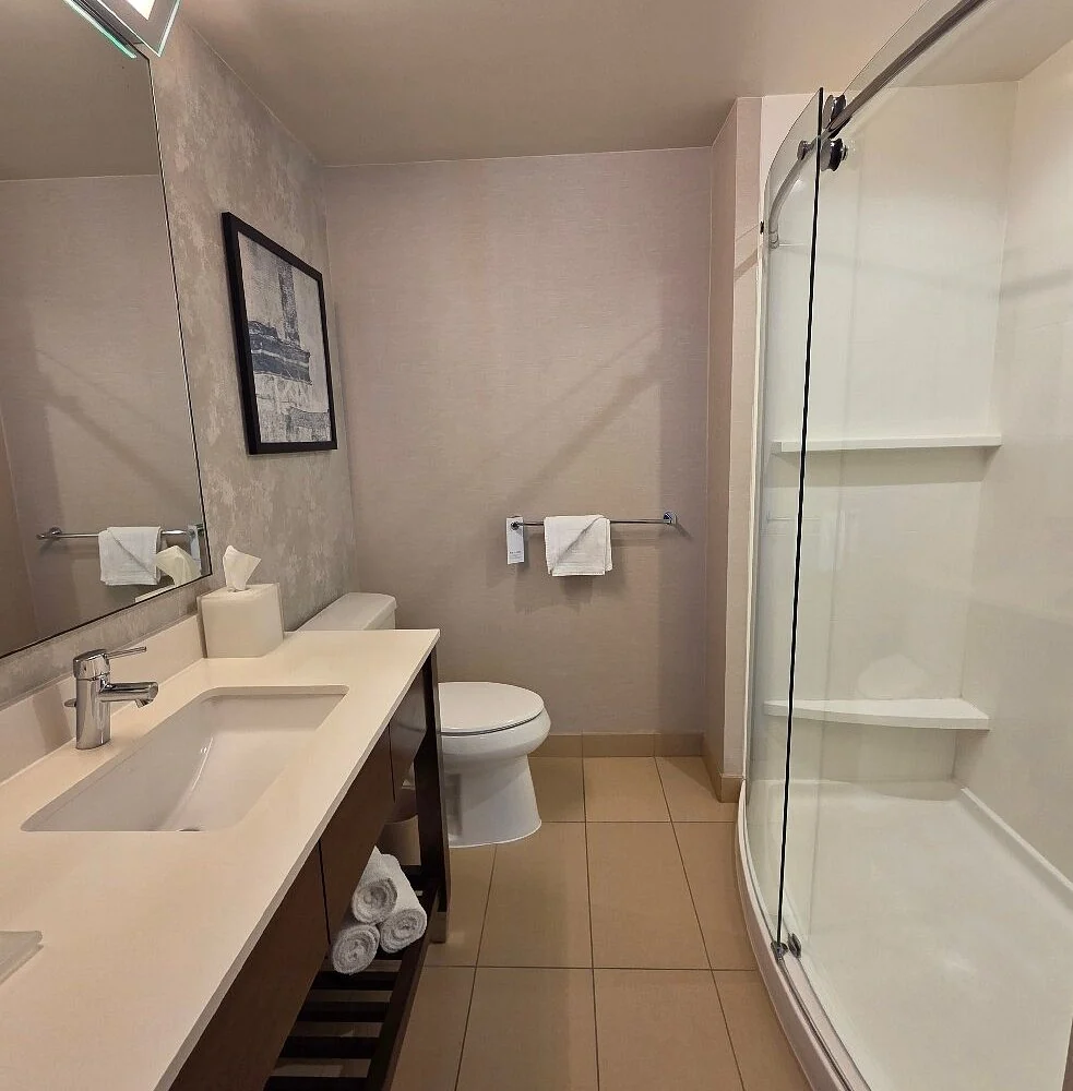 Residence Inn Los Angeles L.A. LIVEのシャワーのみのバスルーム
