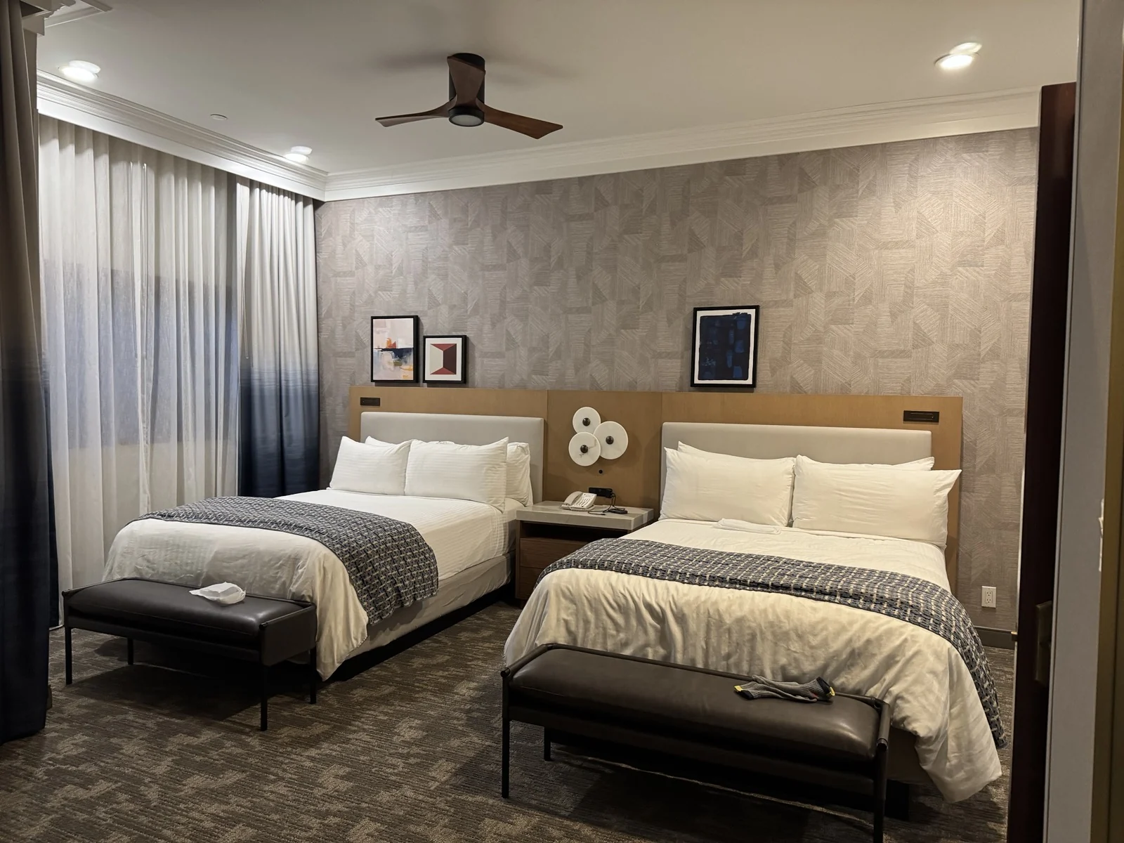 Best Western Plus Sunset Plaza Hotelの広い寝室とクイーンベッド