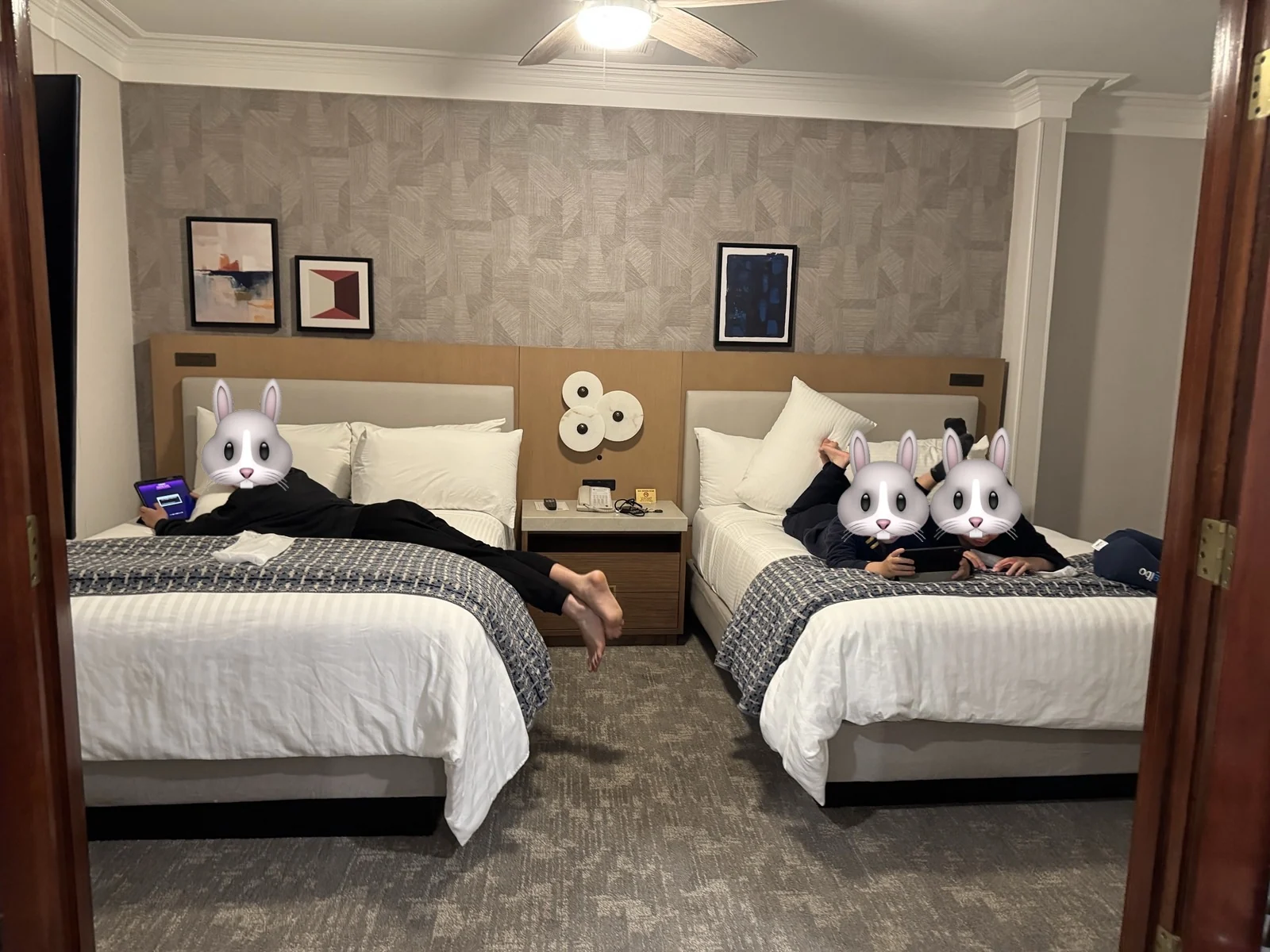 Best Western Plus Sunset Plaza Hotelのベッドでくつろぐ子ども3人