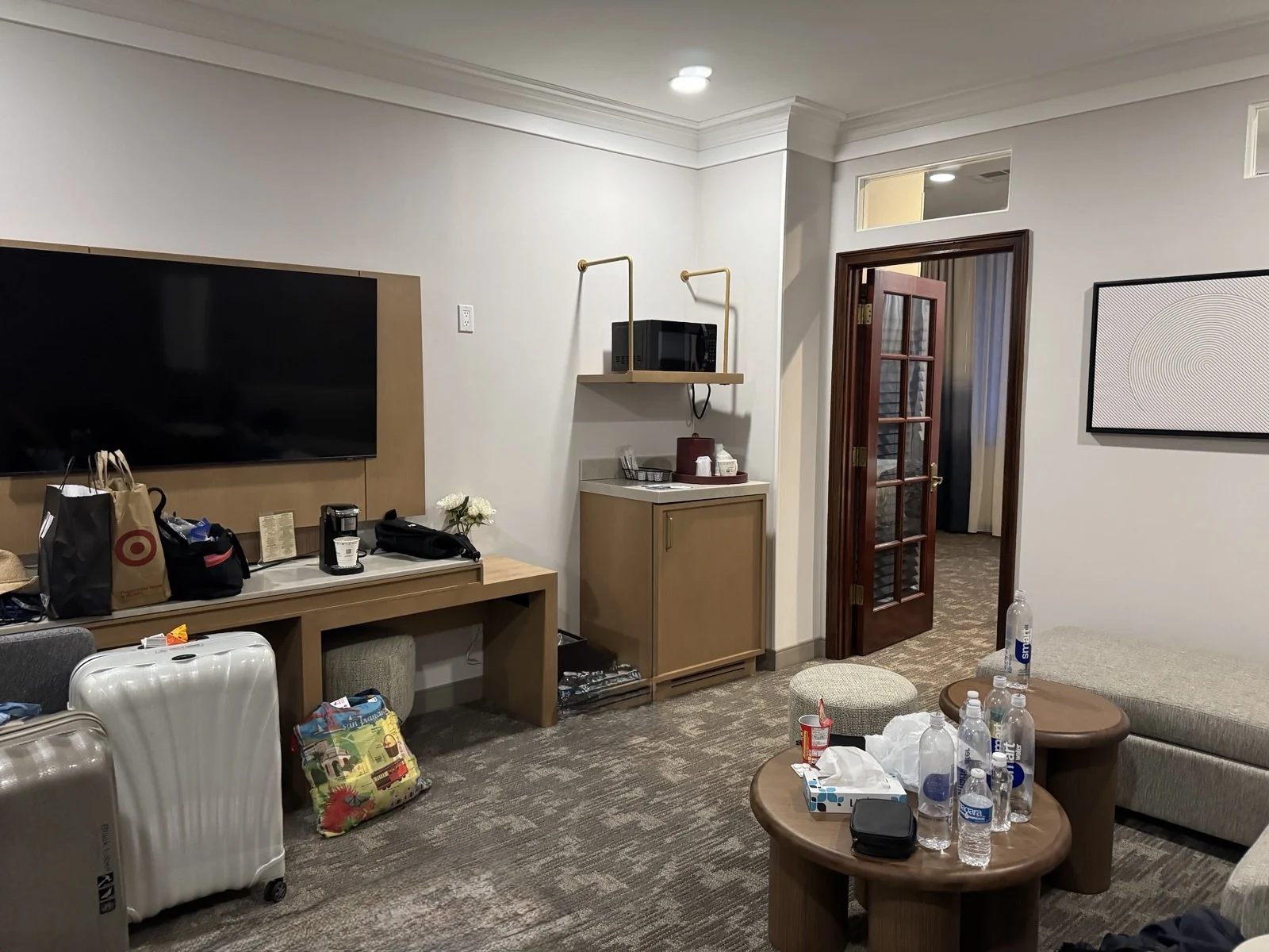 Best Western Plus Sunset Plaza Hotelの広いリビングスペース